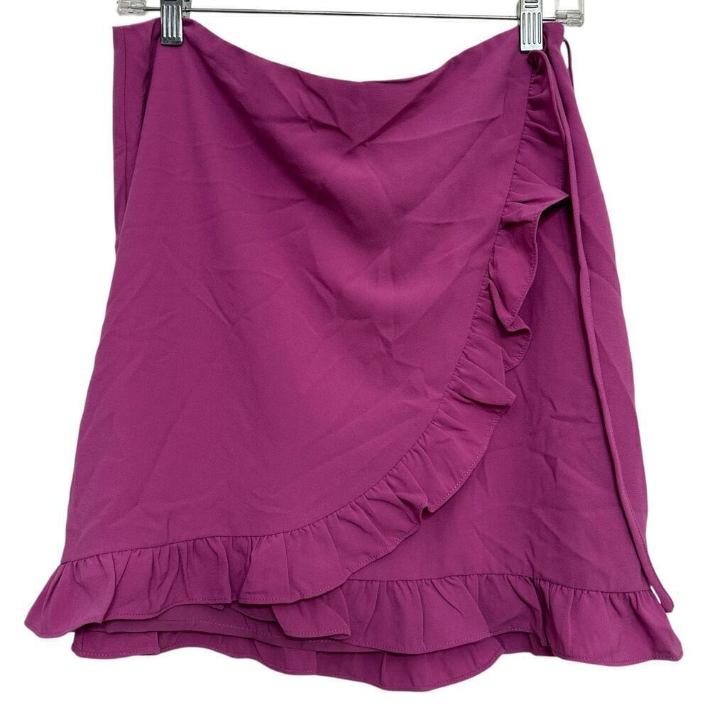 Kaileigh women’s NWOT’s faux wrap with ruffle detail. Size large